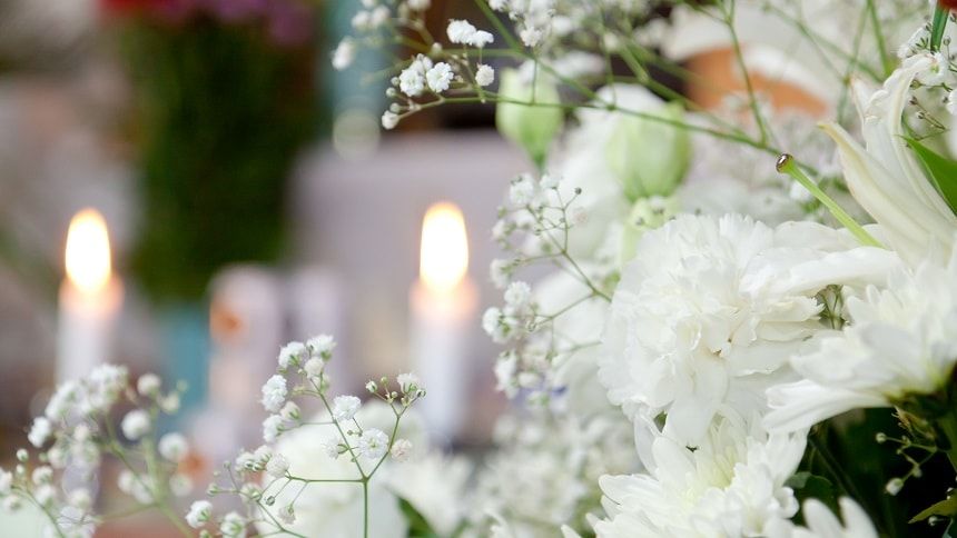 ろうそくと供えられた白い花
