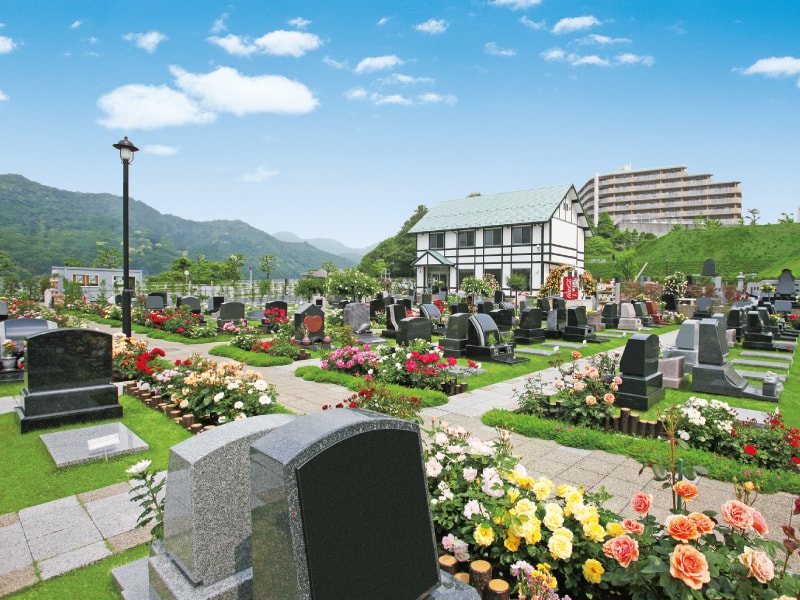 メモリアルパーク花の郷墓苑 厚木宮の里　芝とバラのコントラストが見事な芝生墓地