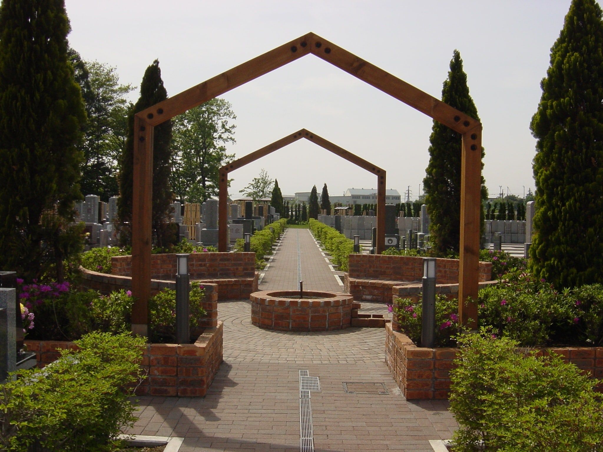 横浜浄苑ふれあいの杜　広々としたメイン参道