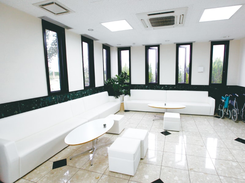 座間霊園 天空の郷　白を基調とした明るい休憩スペース