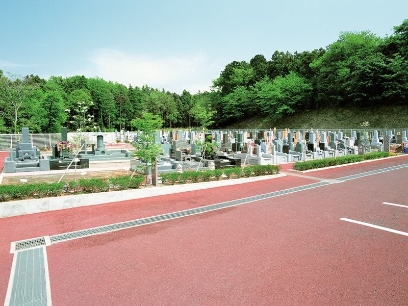 県央綾瀬霊園　駐車場から続くバリアフリーの参道