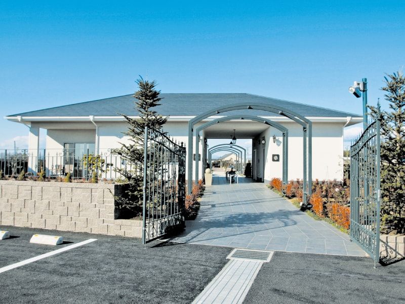 さきたま霊園の管理棟。礼拝や法要も可能