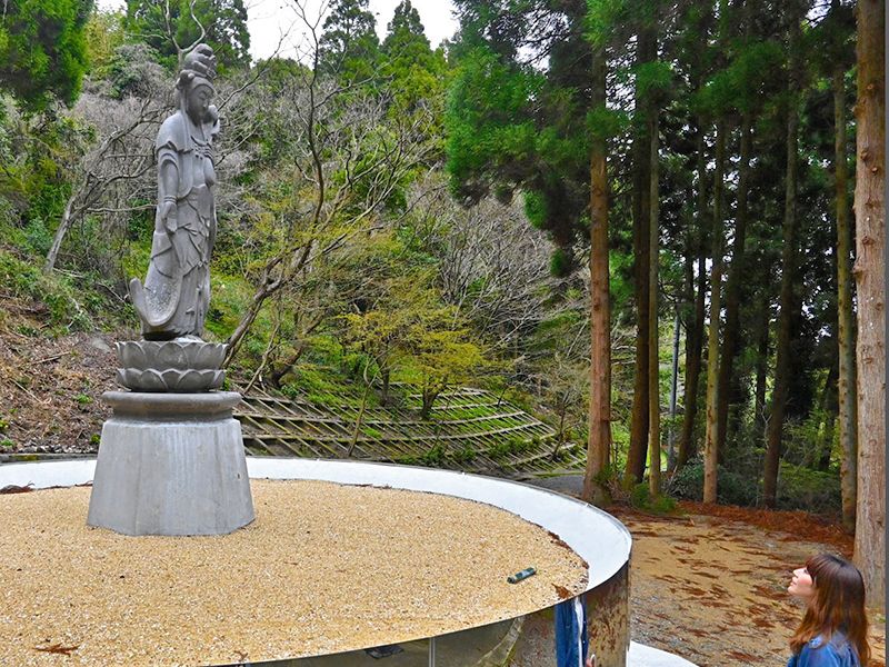 霊山寺御本尊と同じ十一面観音を祀っています