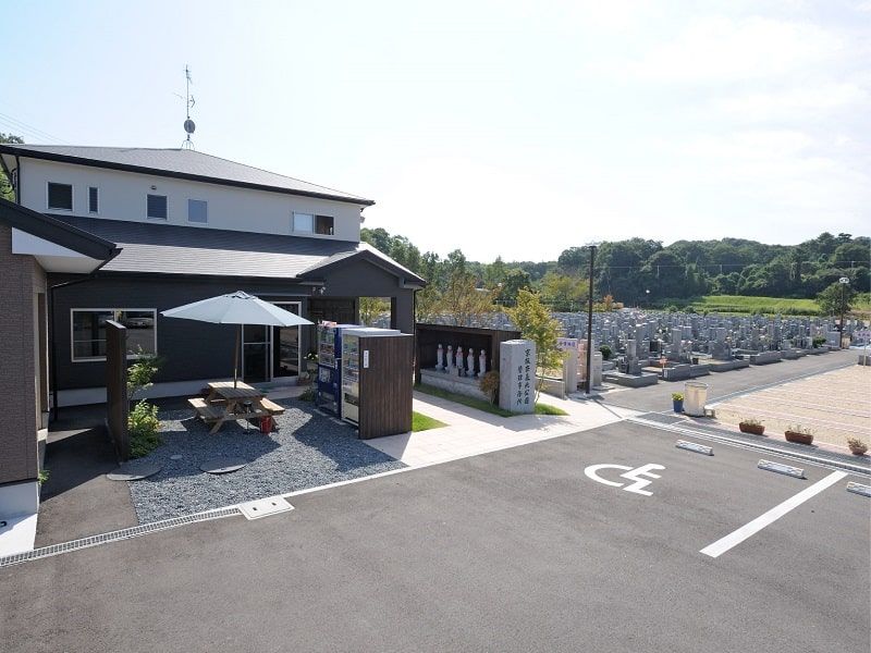 京阪奈墓地講演の管理棟と墓域
