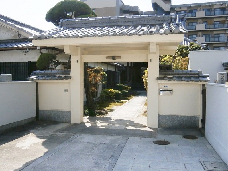 専稱寺墓所の入り口