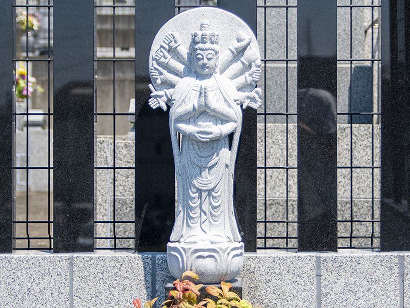 納骨壇前の石仏