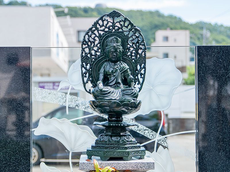 納骨壇前の仏像