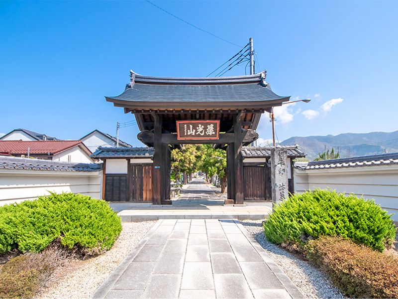 参道正面の山門