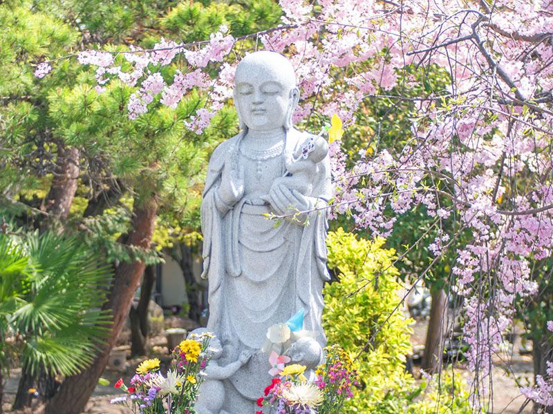 花木に囲まれた観音像