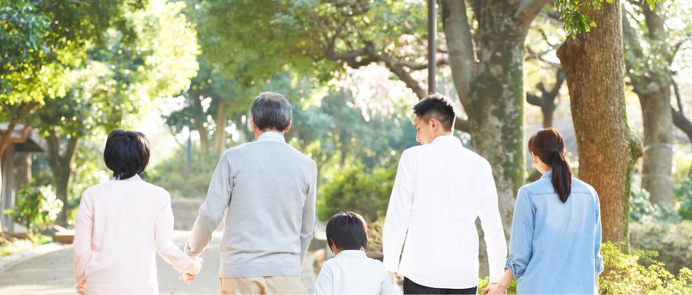 家族の後ろ姿