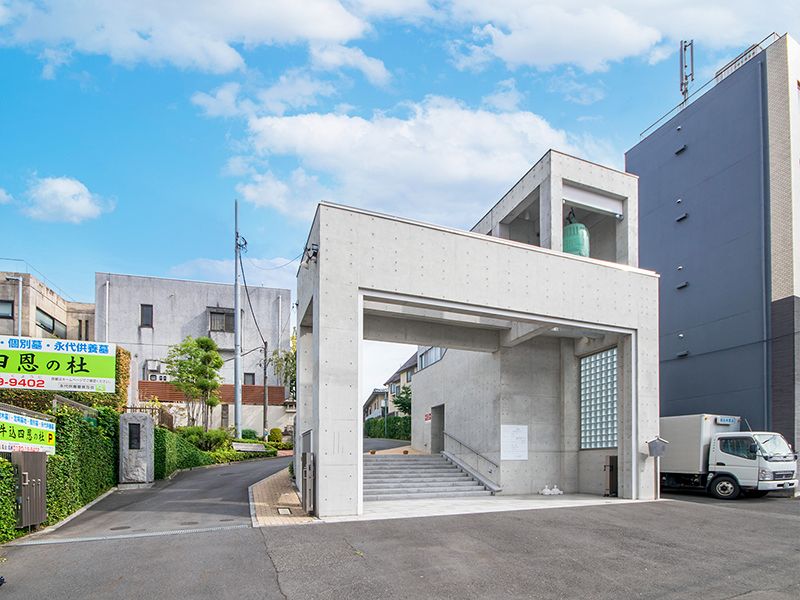 白い建物入口と駐車場