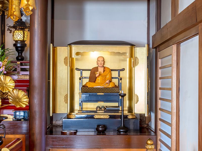 個室に祀られた仏像