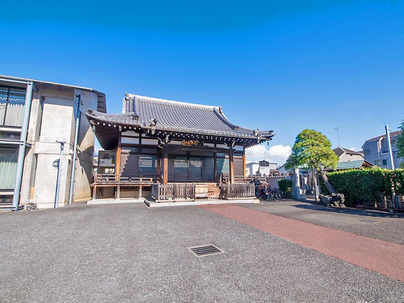 寺院外観と駐車場