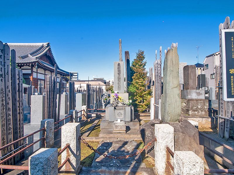 墓石が並ぶ墓地