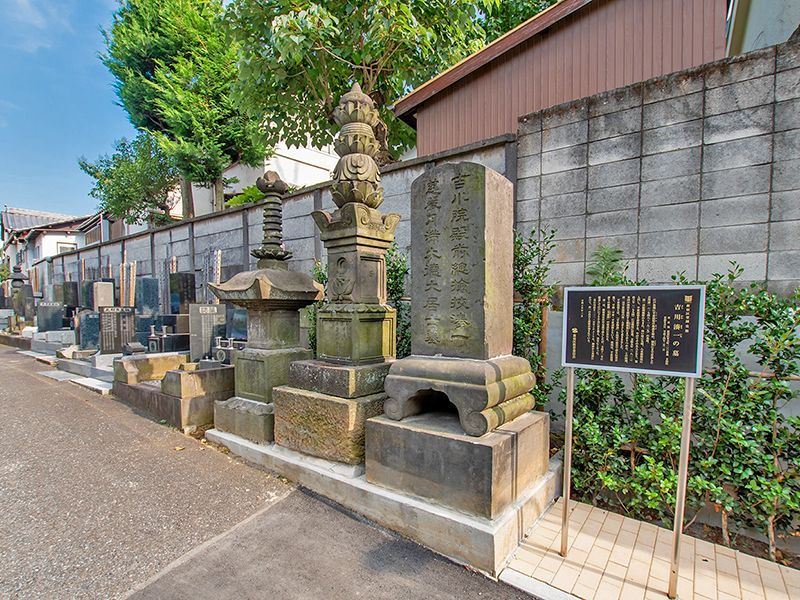 寺院脇の墓石群