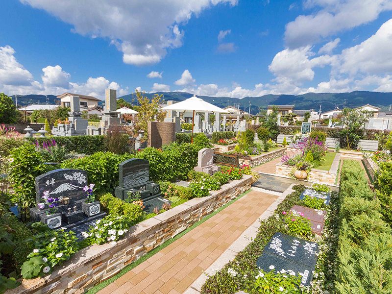 雄大な天山を望み眠る樹木葬