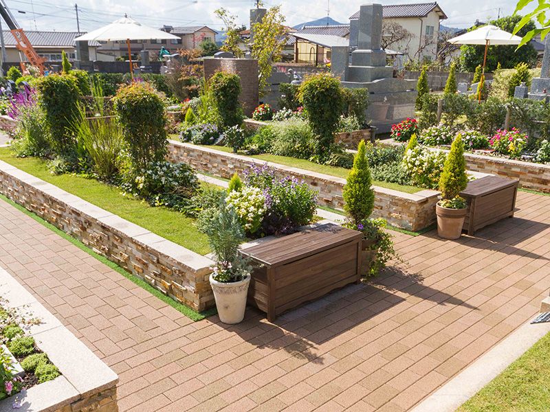 緑と花の溢れる園内