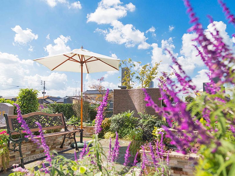 花々を愛でながらベンチでひとやすみ