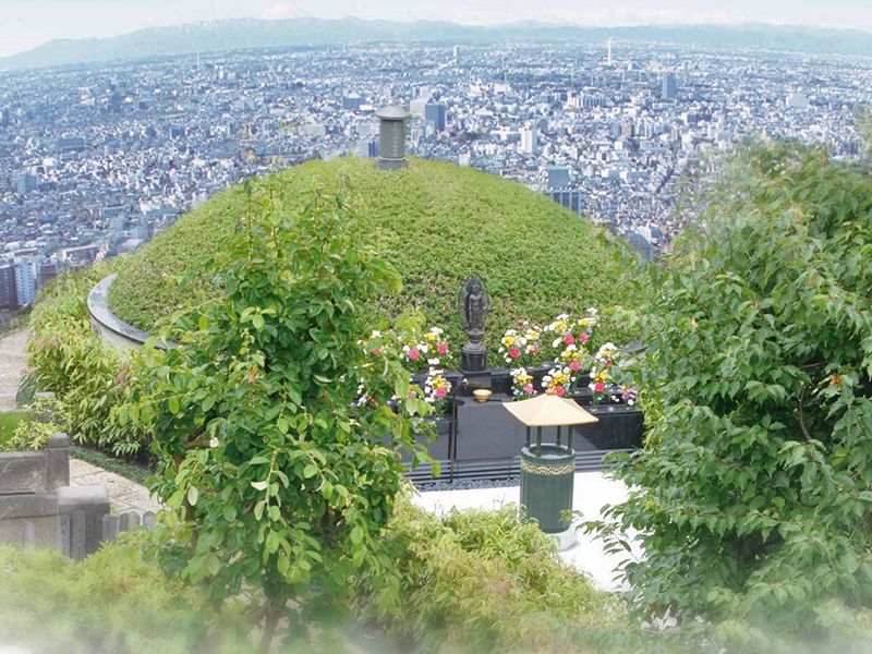 「高貴なかたとひとしく弔いたい」との思いからうまれた、古墳形の永代供養墓です