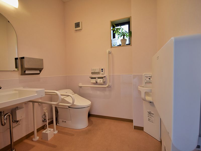 多機能トイレにはオムツ交換代もございます