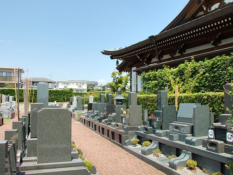 お寺に見守られる美しい苑内