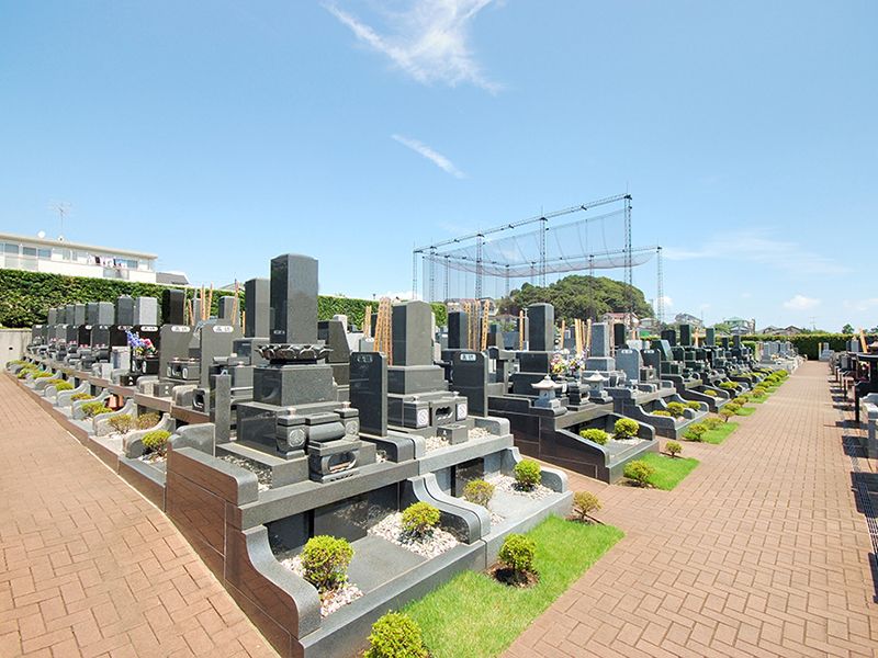 緩やかな丘陵地に拓かれた墓地