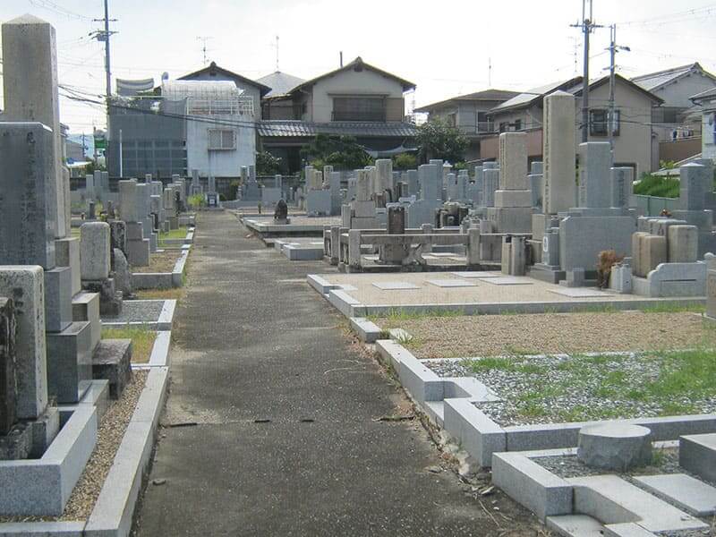 七条町南山墓地内の通路