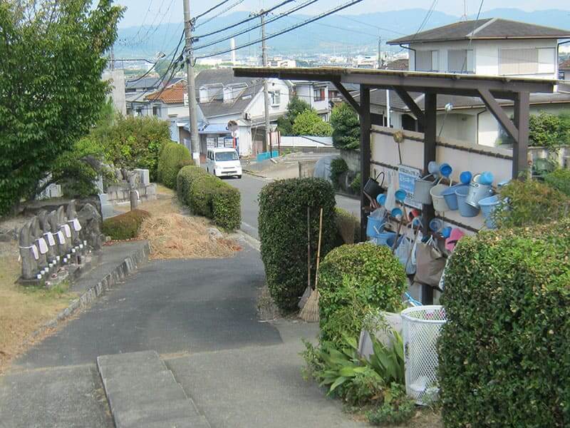 七条町南山墓地の坂と設備