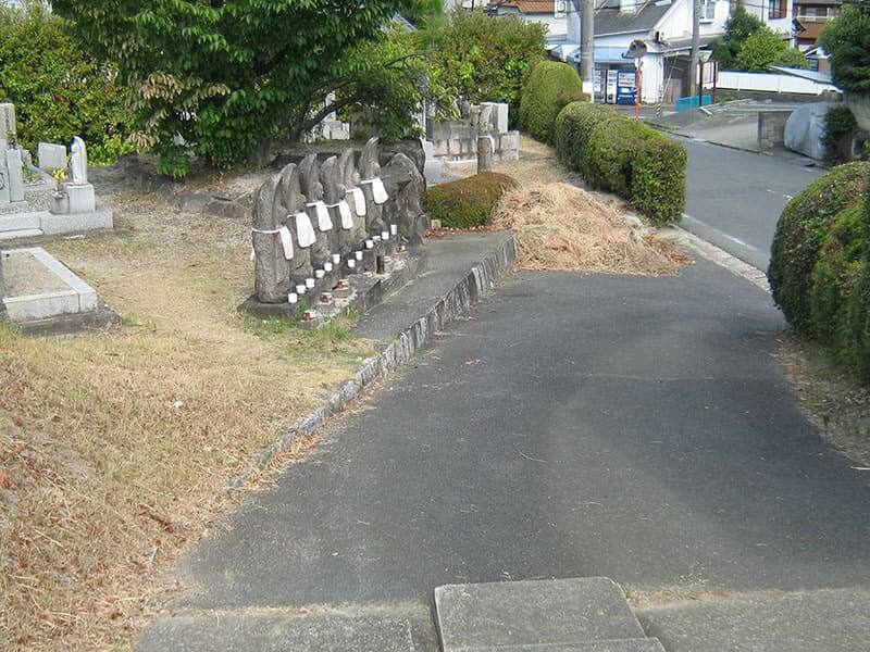 七条町南山墓地の坂道と六地蔵