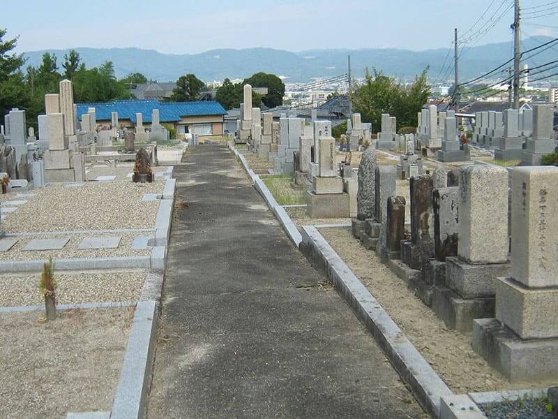 七条町南山墓地内の広い通路