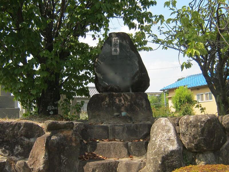 七条町南山墓地の記念碑