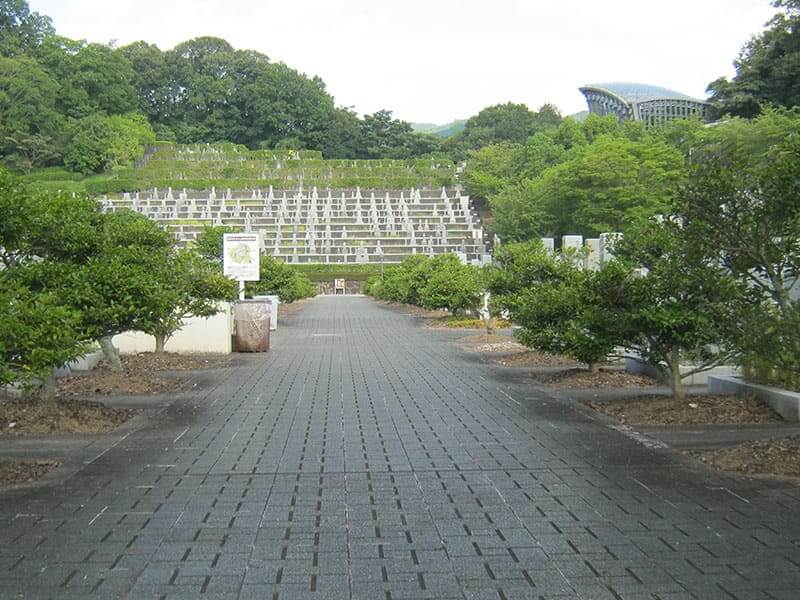 香具山墓園のメイン通路