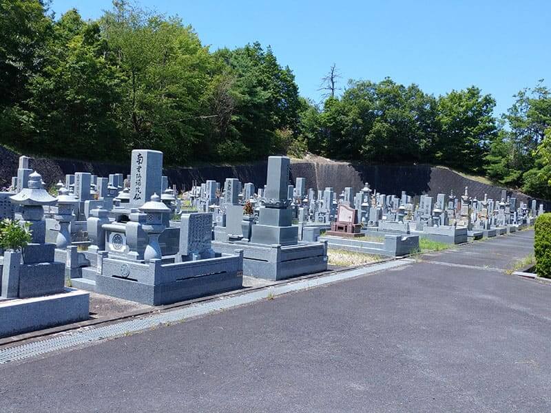 名張市営 東山墓園のお墓と通路