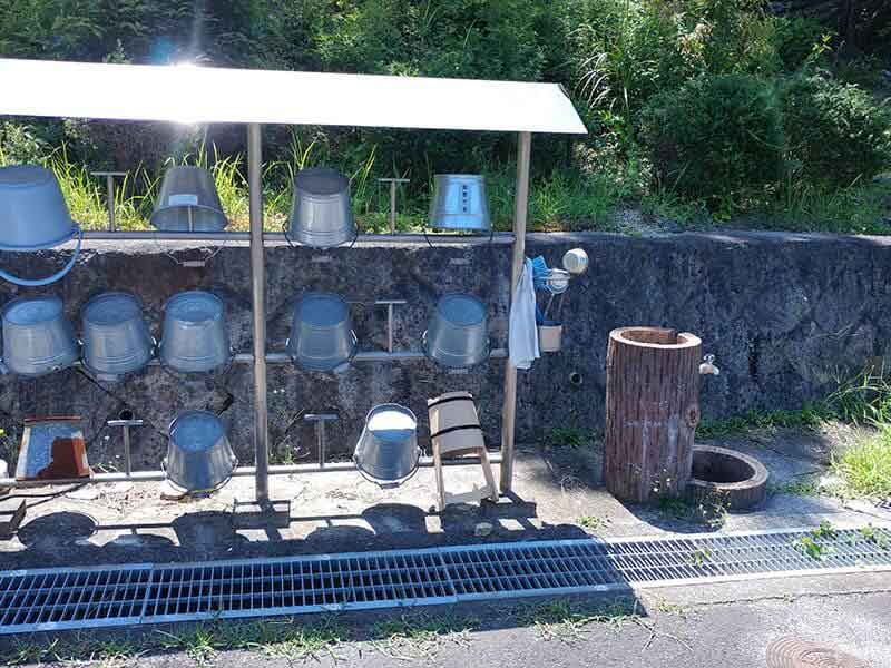 名張市営 東山墓園の水道と桶