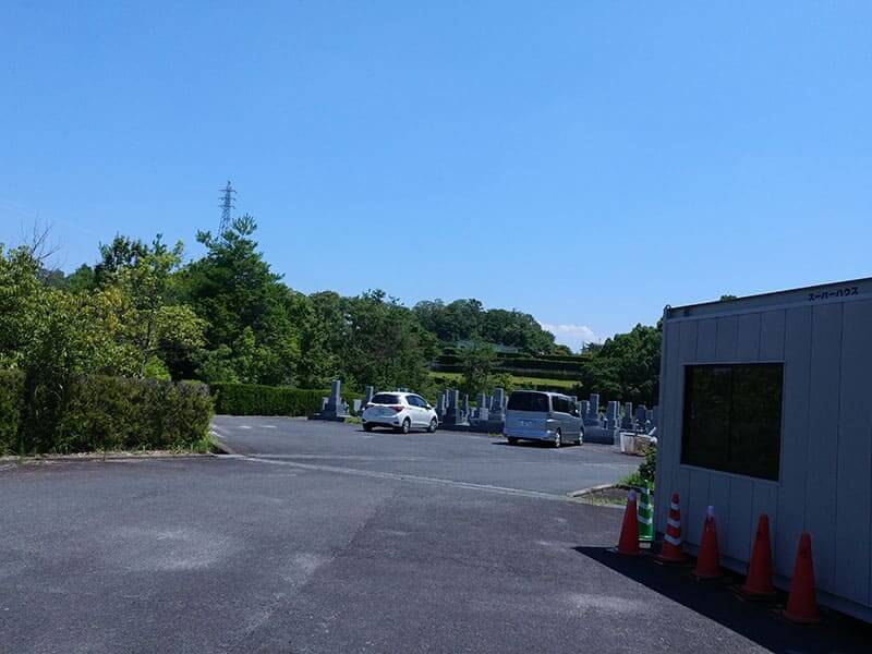 名張市営 東山墓園の入口と駐車場