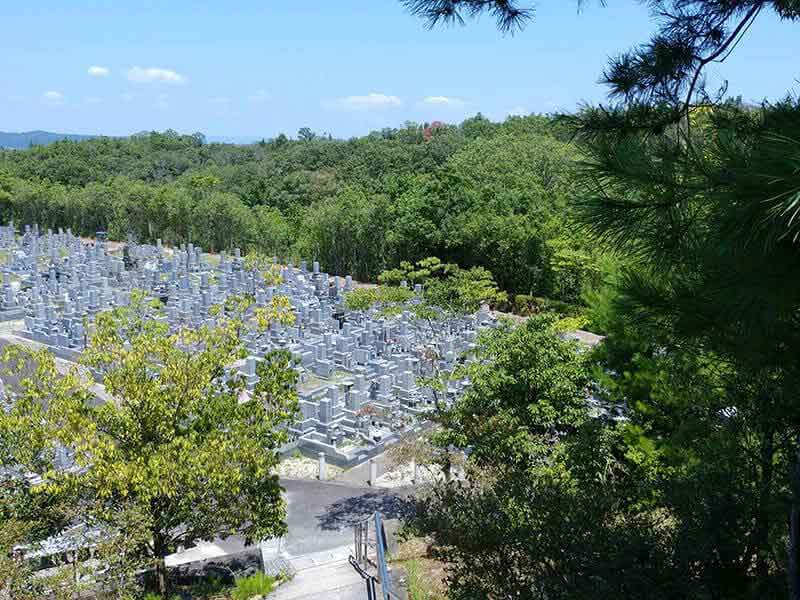 名張市営 東山墓園の階段上からの雰囲気