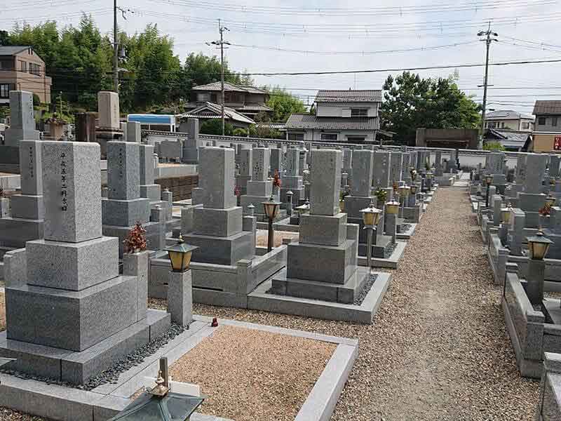 発志院墓地のお墓と通路