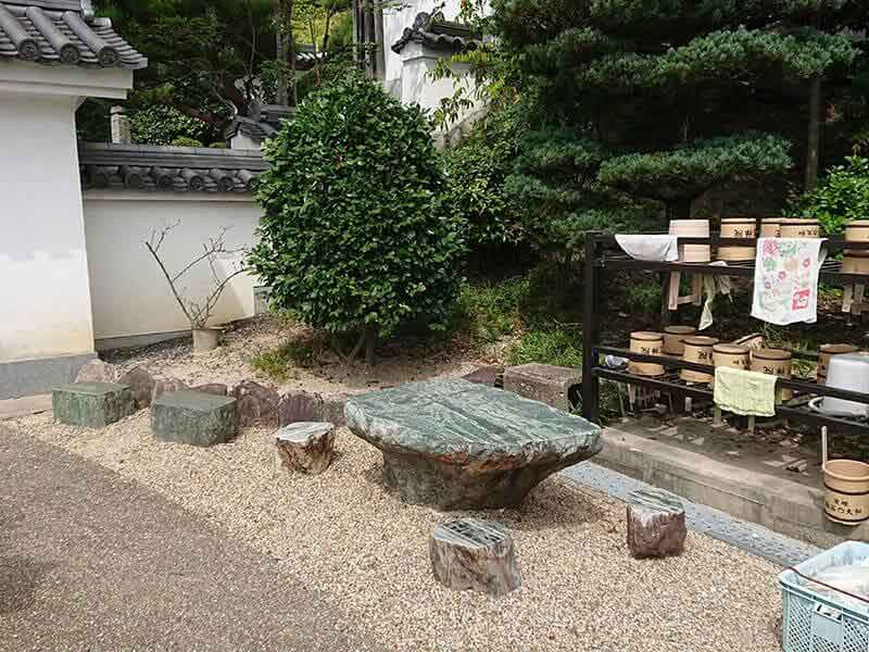 発志院墓地の水汲み場と休憩所