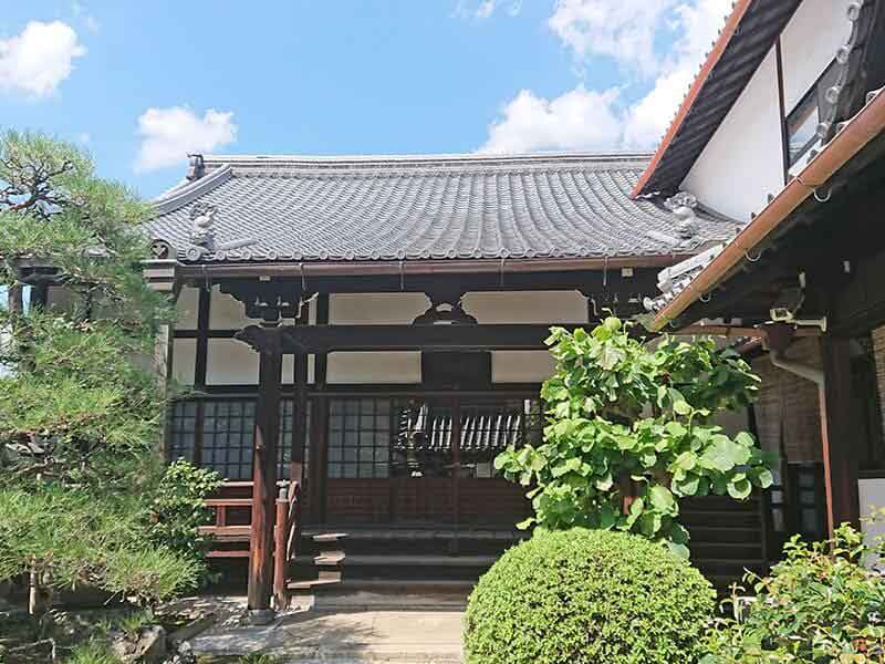 専徳寺本堂とお庭
