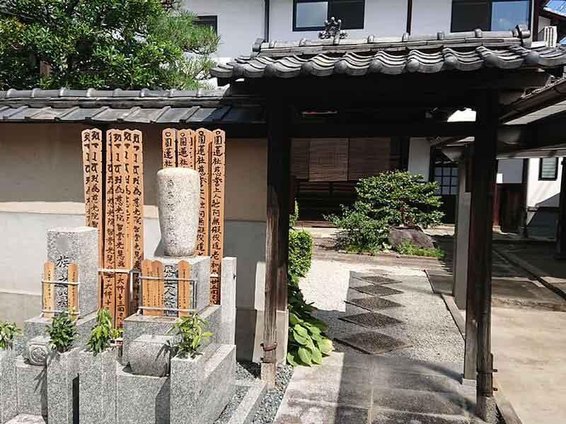 専徳寺本堂入り口
