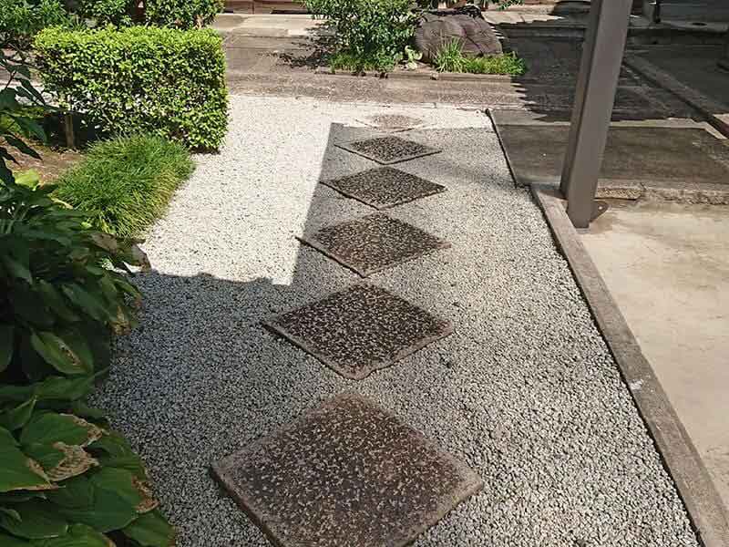 専徳寺の砂利道
