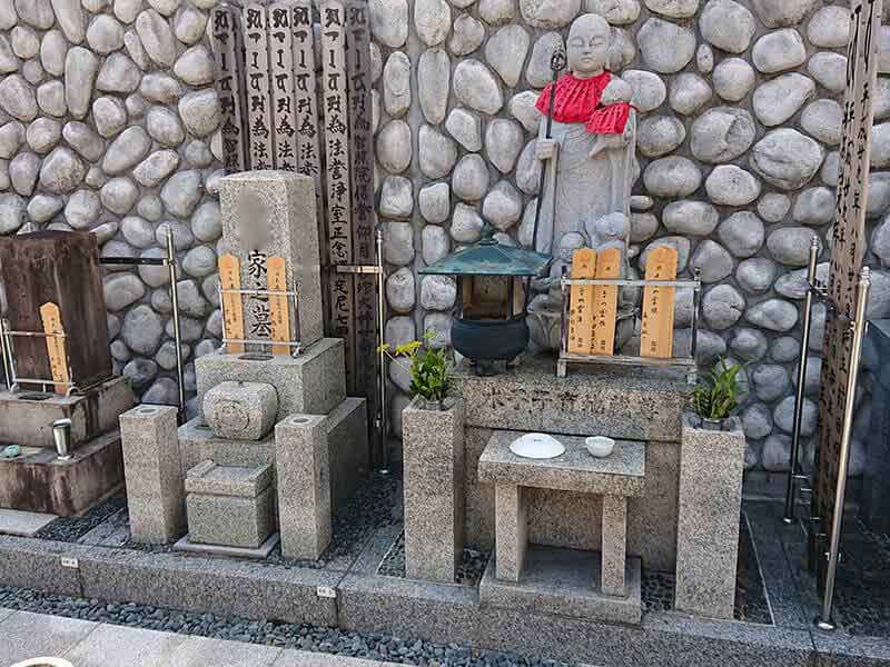 専徳寺の水子供養塔