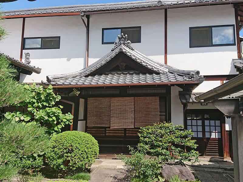 専徳寺本堂裏側