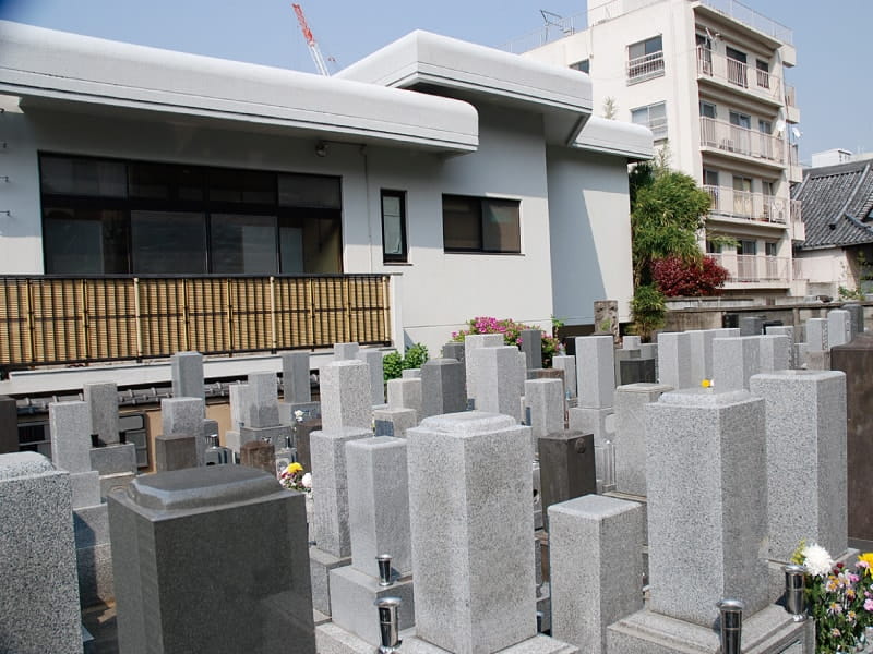 長巌寺墓苑お墓と寺外観