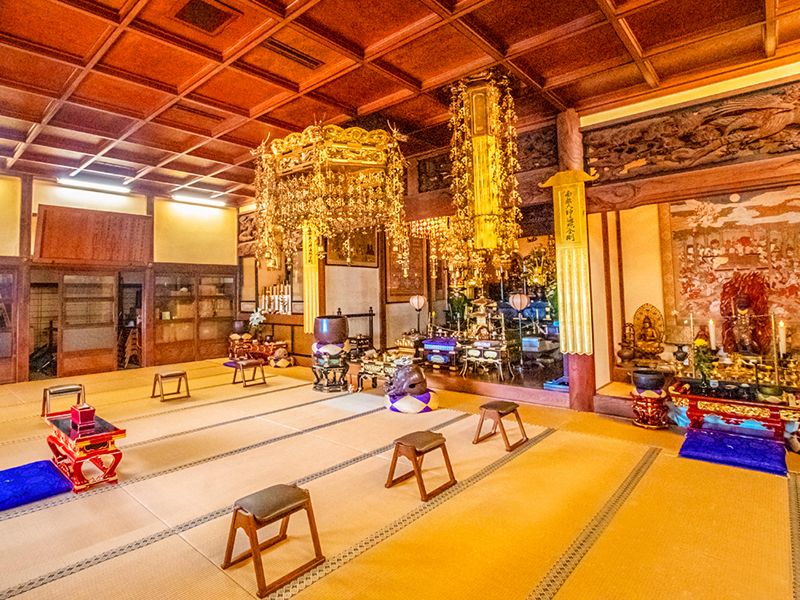 広い本堂内の祭壇