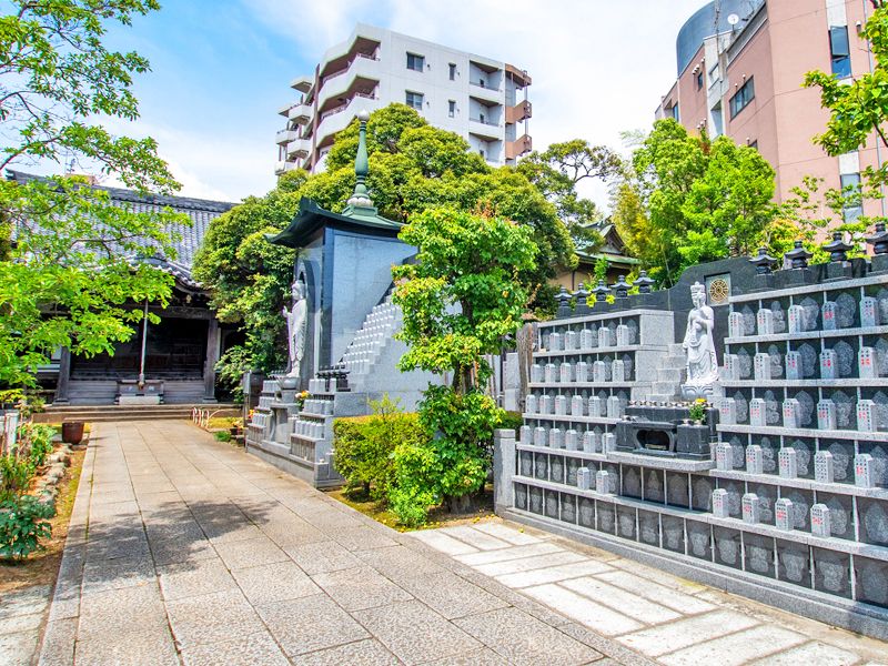 納骨壇と境内通路