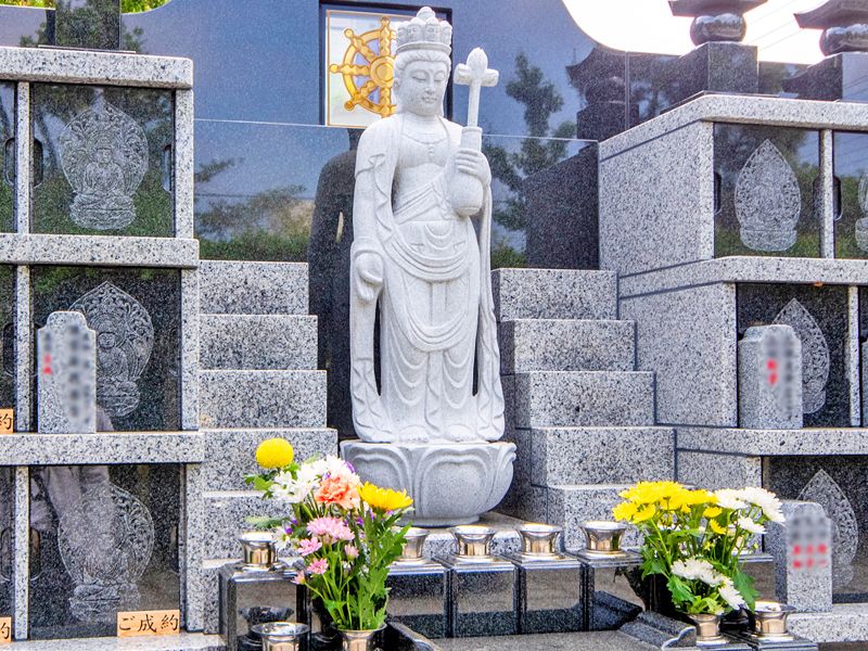 石仏のある納骨壇