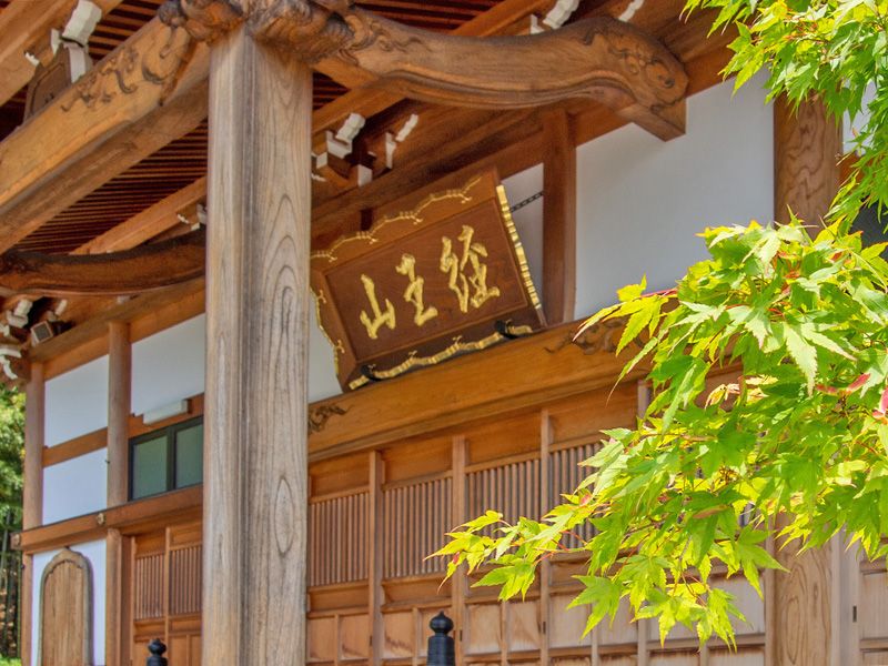 堂宇入口の扁額