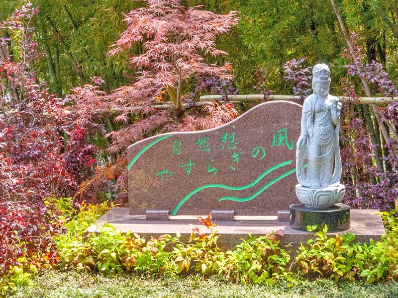 壁面墓と観音像