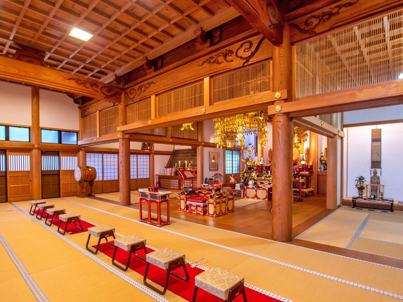 畳敷きの堂内